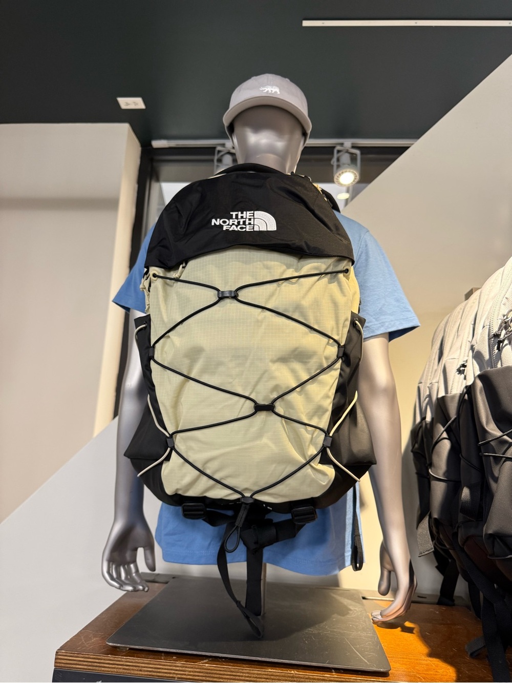 NWT!The North Face unisex Black & Gravel Backpack - Lightweight Daypack - Picture 12 of 13